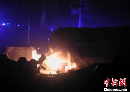 火災(zāi)現(xiàn)場，可以看到一個儲氣罐正在熊熊燃燒。