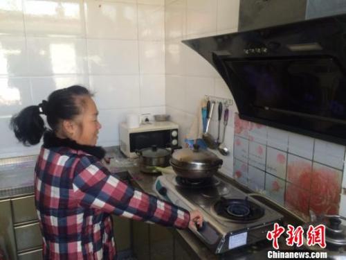 圖為居民用燃氣灶做飯?！±钔ヒ?攝